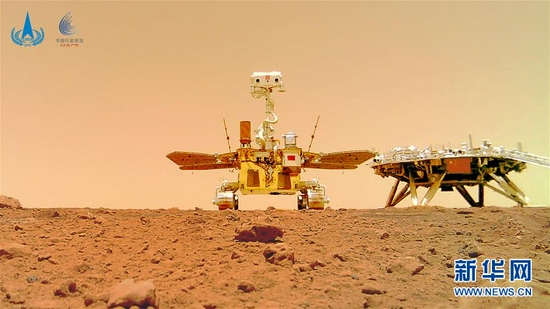 这是6月11日公布的由祝融号火星车拍摄的“着巡合影”图。 新华社发（国家航天局供图）