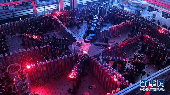 2020年12月4日，中国科学技术大学宣布该校潘建伟等人成功构建76个光子的量子计算原型机“九章”，这是光量子干涉实物图。新华社发