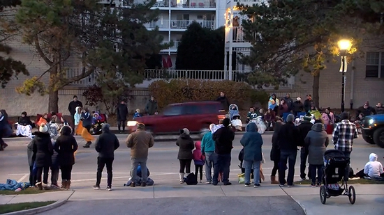 红色汽车飞速冲向游行队伍