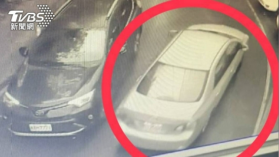警方目前锁定可能是嫌犯驾驶的银色轿车。图自台湾“TVBS新闻网”