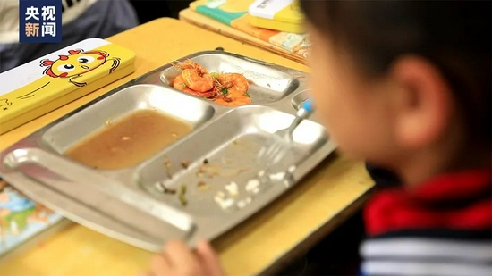 △笑笑餐盘里剩下了舍不得吃的4只虾