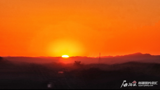 6月22日6时30分,乌鲁木齐市晴空万里,一轮火红的太阳从天边升起.
