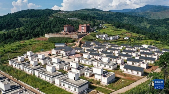 2020年9月2日拍摄的四川省凉山彝族自治州普格县荞窝镇云盘山村的村民新居（无人机照片）。新华社记者 王曦 摄