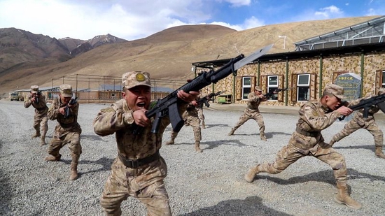 换防官兵正在组织刺杀操训练。郑晓林 摄