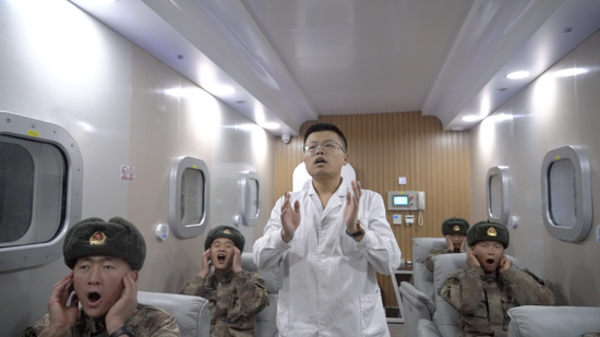 海拔5170米的天文点边防连军医孙伟强利用保健微压氧舱给连队给官兵进行治疗。郭帅 摄