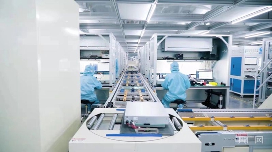 激光器生产车间内，技术人员正在加紧生产（央广网发 孙诗 摄）