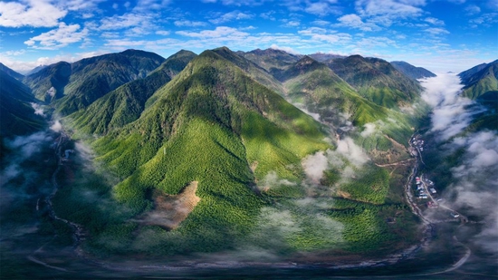 武夷山国家公园武夷断裂带峡谷内云雾缭绕，村庄若隐若现（2020年12月1日摄，无人机照片）。新华社记者 姜克红 摄