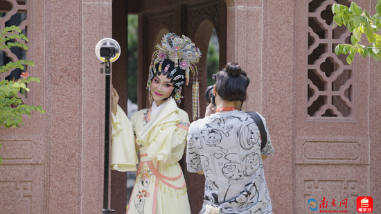 游客在粤剧艺术博物馆体验粤剧文化。