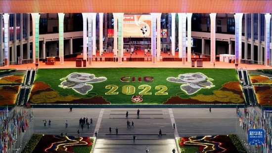 这是2022年11月5日拍摄的第五届中国国际进口博览会举办地国家会展中心（上海）夜景。新华社记者 刘颖 摄
