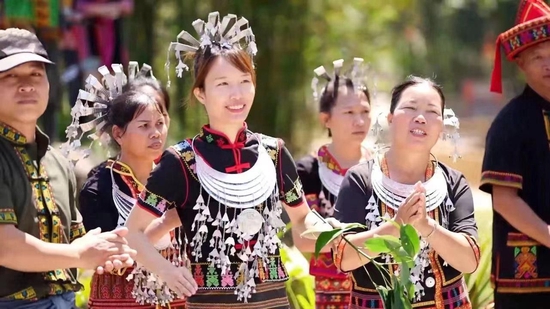  △毛纳村村民表演黎族歌舞。