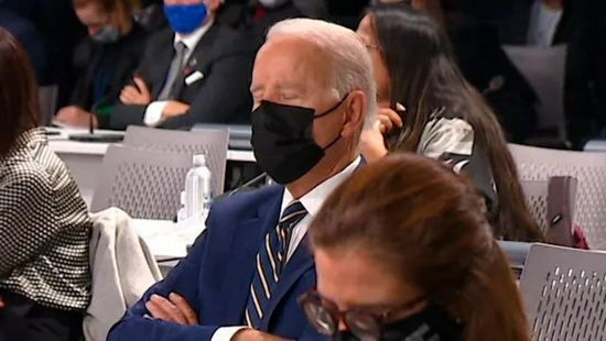 拜登被拍到在日前举行的联合国气候大会上打瞌睡（图源：CNN）