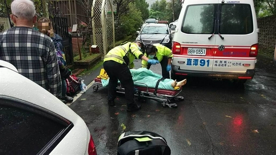 急救人员今早将被发现倒在屋外的何姓男子送医急救。图自台湾“中时新闻网”
