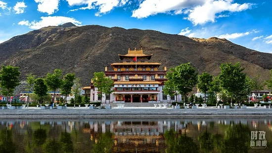  △西藏佛学院是西藏第一所高层次藏传佛教综合性院校，结合了传统与现代两种经院式教学。（图/视觉中国）