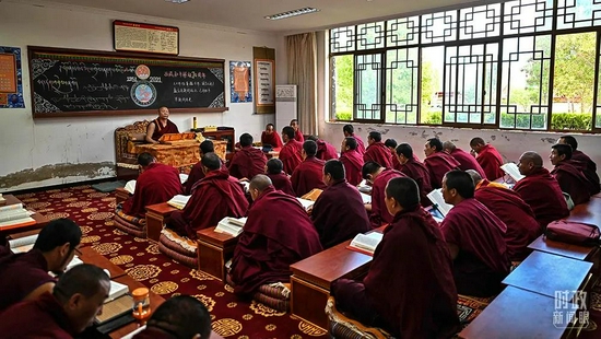  △西藏佛学院现有学员900余人。（图/视觉中国）