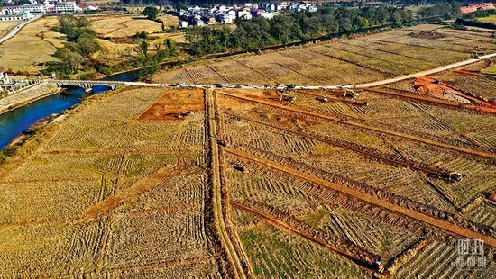 △2021年12月,江西抚州,金溪县利用冬闲时间建设“田成方、路成行、渠成网、旱能灌、涝能排”的高标准农田。(图/视觉中国)