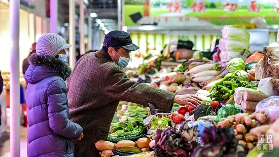 △2021年12月，新疆乌鲁木齐的早市现场，供销两旺。（图/视觉中国）