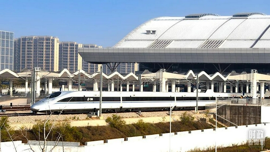 △2021年12月10日,江西赣州,京港高铁赣州至深圳段正式开通运营。(图/视觉中国)