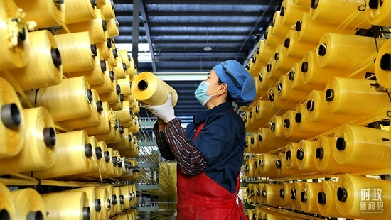 △2021年12月，江苏连云港，工人在“扶贫车间”生产加工编织袋。（图/视觉中国）