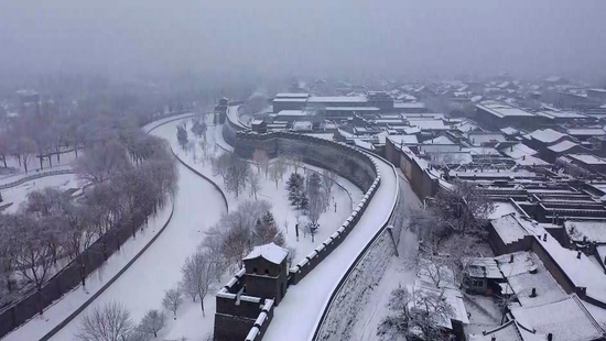 △2022年1月24日，平遥迎来降雪天气，整个古城的轮廓被银白笔墨勾勒出来。（总台央视记者 范凯拍摄）