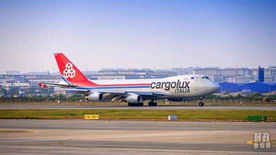  △2021年9月，河南郑州，一架卢森堡货机正准备起飞。（图/视觉中国）