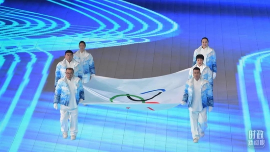 △北京冬奥会开幕式上，6名旗手手执奥林匹克会旗入场。（总台记者廖江衡拍摄）