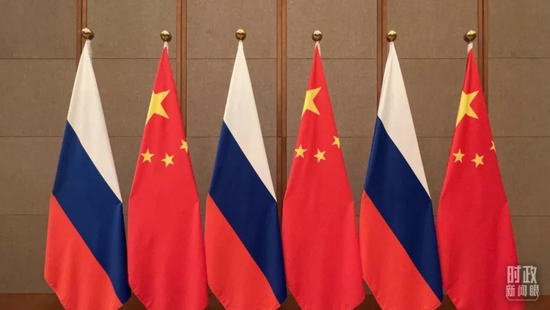  △2月4日，中俄两国元首会谈现场的两国国旗。（总台央视记者范学禹拍摄）