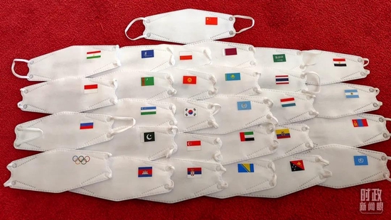  △这是中方特别为国际贵宾定制的口罩，上面印有他们自己国家的国旗或国际组织的旗帜。小小口罩彰显大国待客之道。（总台央视记者杨立峰拍摄）