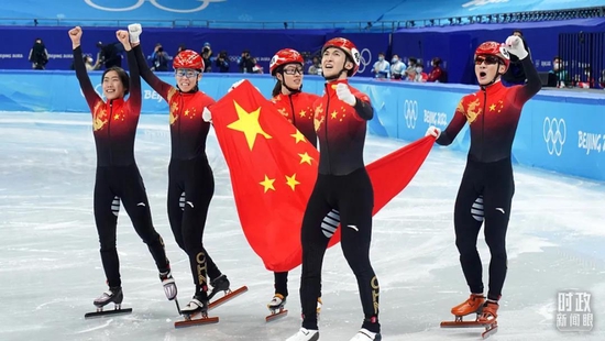 △2月5日晚，中国短道速滑队斩获北京冬奥会中国队首金。（图/视觉中国）