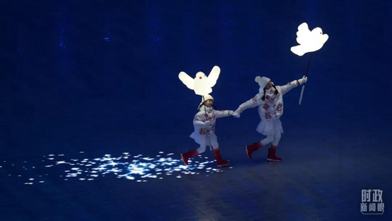 △北京冬奥会开幕式上，“找回掉队的小鸽子”情节让网友大呼感动破防。（总台国广记者李晋拍摄）