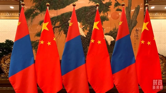  △会谈现场摆放的蒙古国国旗和五星红旗。（总台央视记者段德文拍摄）
