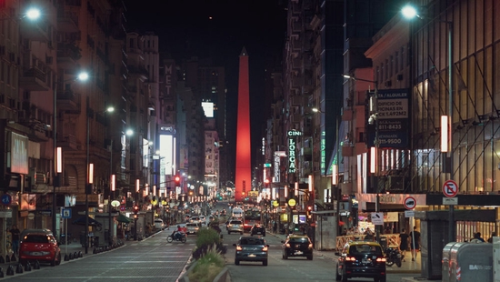 这是2022年1月31日在阿根廷首都布宜诺斯艾利斯拍摄的亮起“中国红”的方尖碑。