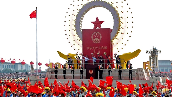 △2019年10月1日，庆祝中华人民共和国成立70周年大会现场，这是群众游行中的“民主法治”方阵。（图/视觉中国）