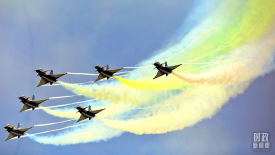 △2021年9月，广东珠海，中国空军八一飞行表演队进行空中表演。（图/视觉中国）
