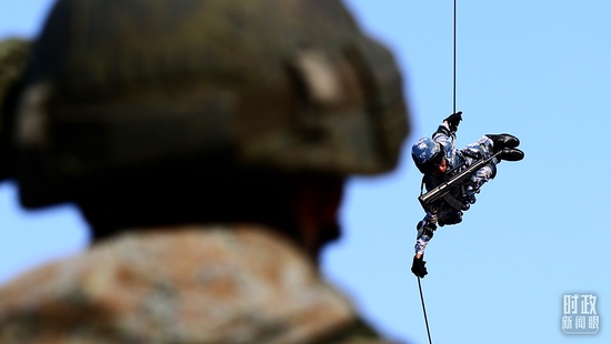  △2016年，广东湛江某训练场，中国陆战队员实施高空滑降。（总台国广记者李晋拍摄）
