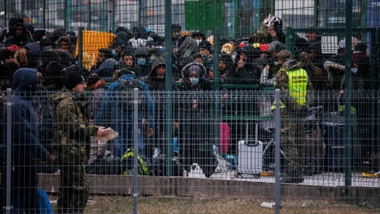 ▲ 乌克兰危机将给欧洲其他国家带来包括难民在内的一系列严重问题。图为大批乌克兰难民聚集在波兰边境，等待入境