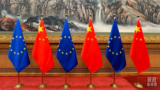  △视频会见现场摆放的中国国旗和欧盟会旗。（总台央视记者 石丞拍摄）