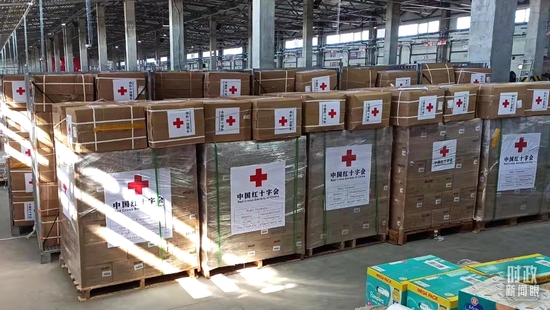 △2022年3月17日，中国红十字会援助乌克兰的第三批人道主义物资运抵乌克兰利沃夫临时仓库。（资料图）