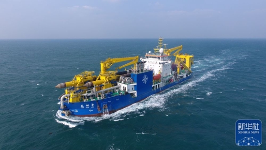 “天鲲号”在海上航行（2019年1月8日摄，无人机照片）。新华社发