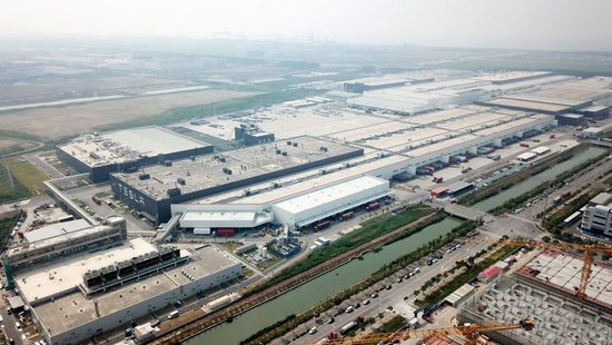 这是位于中国（上海）自由贸易试验区临港新片区的特斯拉超级工厂（无人机照片，2022年8月20日摄）。新华社记者 金立旺 摄