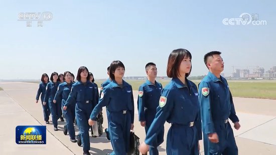  ·新闻画面中的徐枫灿等飞行学员。