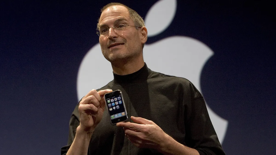 2007年1月9日，乔布斯在MacWorld Expo上展示了第一代iPhone