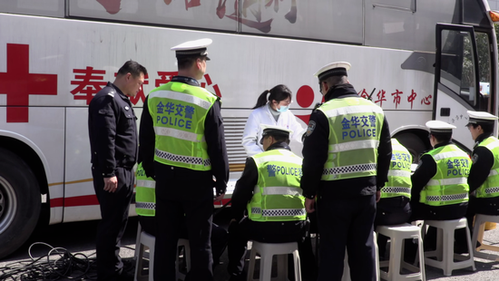 多发伤患者急需输血献血车直接开进金华交警队