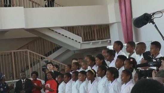  2018年11月16日，由巴布亚新几内亚学生组成的合唱团用中文演唱中国民歌《茉莉花》。