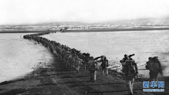 1950年10月19日，中国人民志愿军雄赳赳、气昂昂跨过鸭绿江，和朝鲜人民一道共同抗击侵略者。新华社发（黎民 摄）