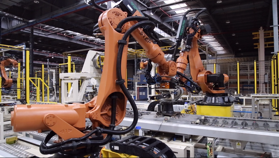 在新时达机器人超级工厂，两台机器人正在装配一台焊接机器人本体。（受访者供图）