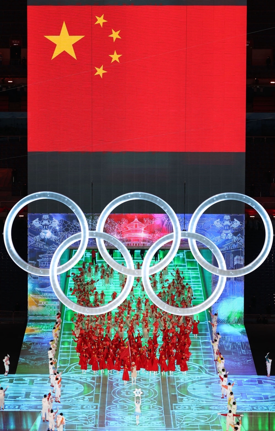 中国代表团在北京冬奥会开幕式上入场。