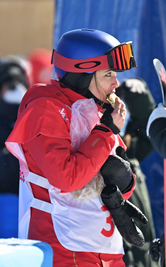 2月14日，谷爱凌在比赛后吃韭菜盒子。新华社记者郭程摄