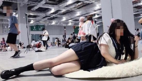 %title插图%num 女大学生漫展真空上阵 撩裙拍照被起诉