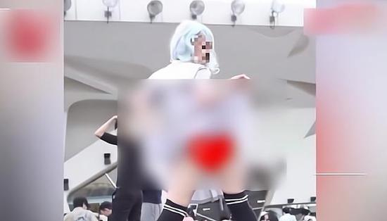 %title插图%num 女大学生漫展真空上阵 撩裙拍照被起诉