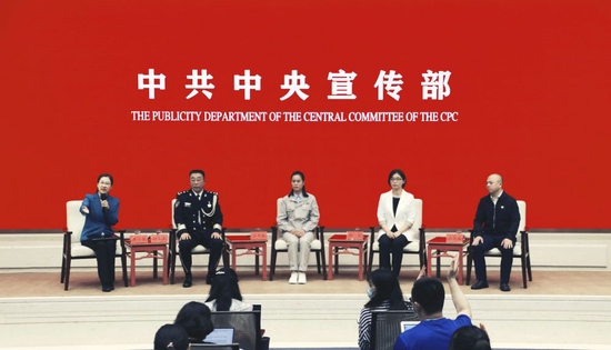 2021年7月22日，中宣部举行“传递榜样力量 争取新的光荣”中外记者见面会。四位“两优一先”代表在会上分享了他们爱党为民、担当奉献的感人故事。新华社记者 潘旭 摄